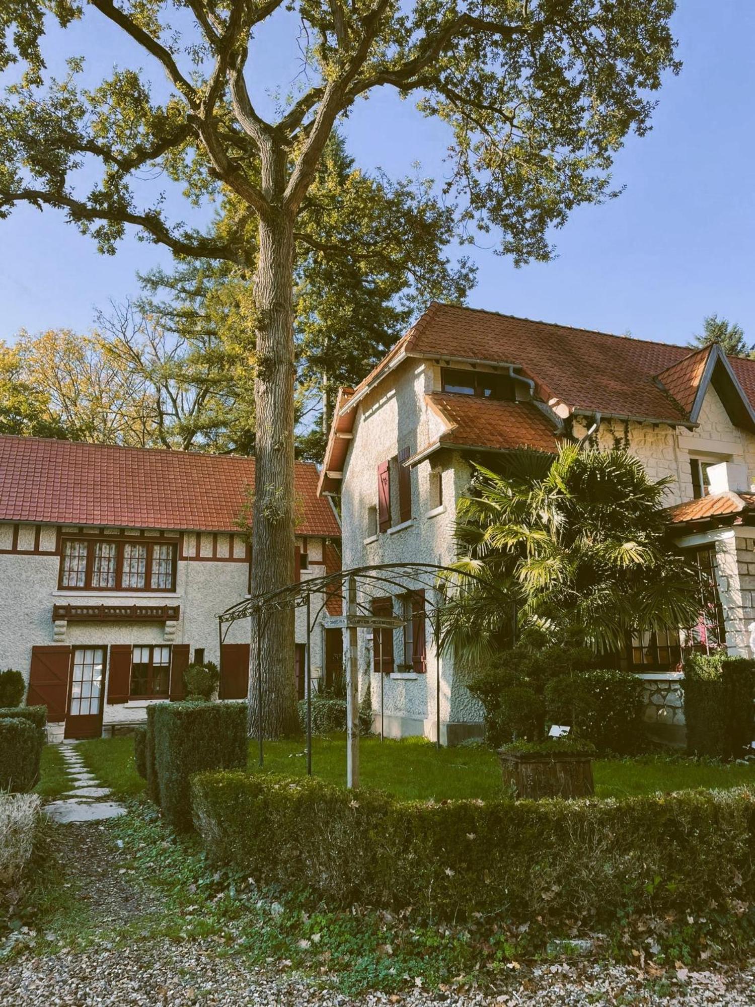 Hostellerie Du Lys Lamorlaye Exterior photo