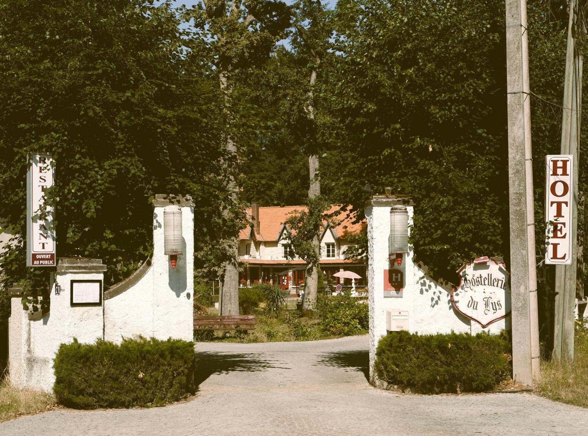 Hostellerie Du Lys Lamorlaye Exterior photo